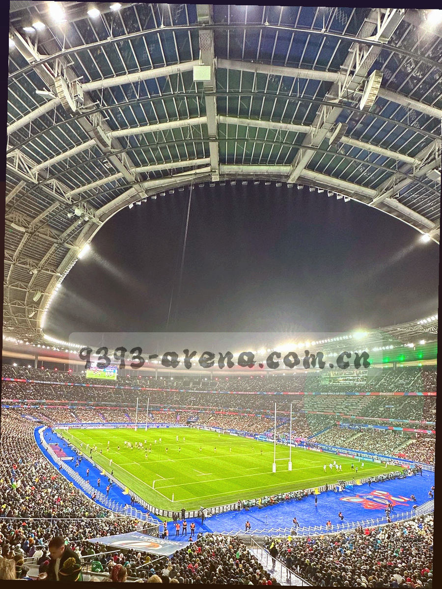 暗色桌面上的文件夹与金属物件的抽象静物局部，浅景深，画面中没有文字与机构标识